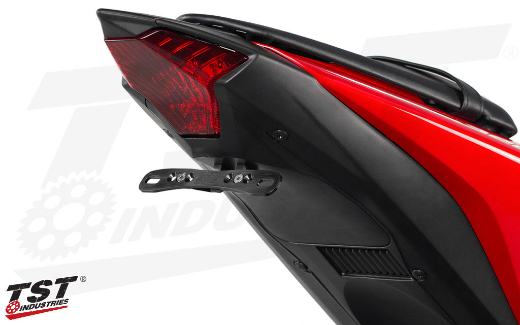 This fender eliminator kit fits seamlessly with the Yamaha fairings (adj. kit shown).