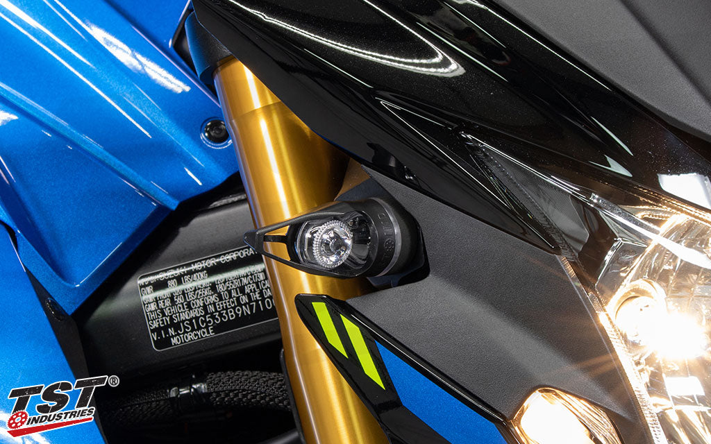 The exclusive MECH-GTR turn signal design compliments the GSX-S750 naked sportbike design.