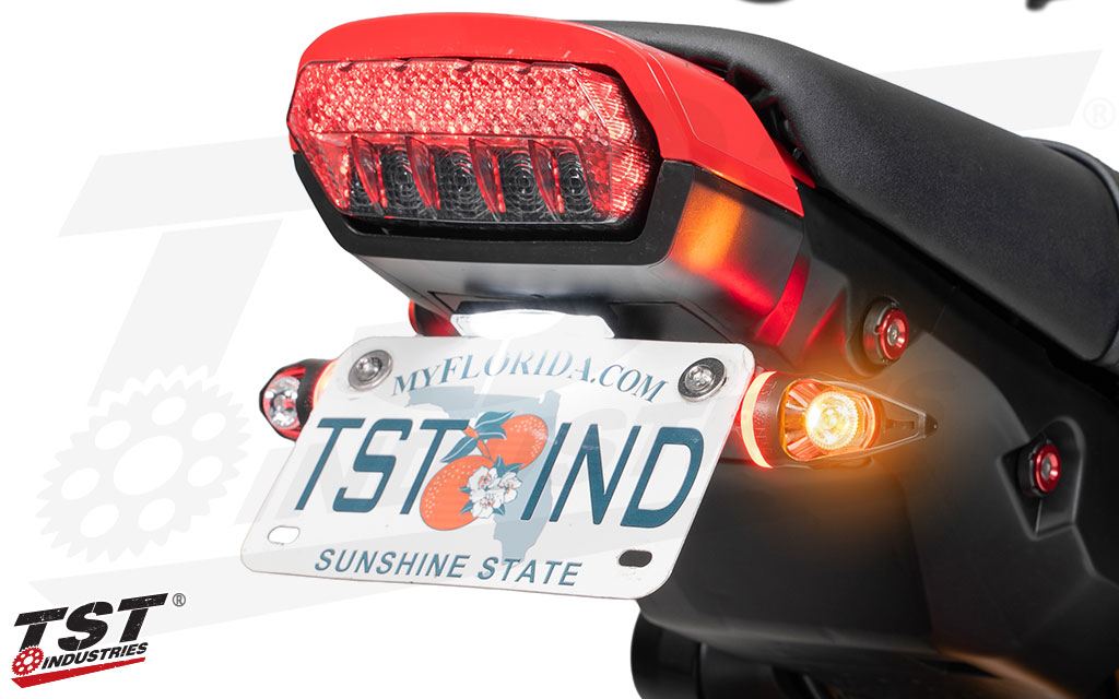 Advanced lens optics combine with our super bright SMD LED for ample light output during signal activation.