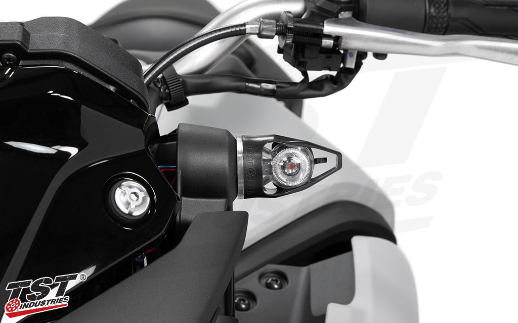 The base of the TST MECH-GTR LED Turn Signal sits flush to the MT-03.