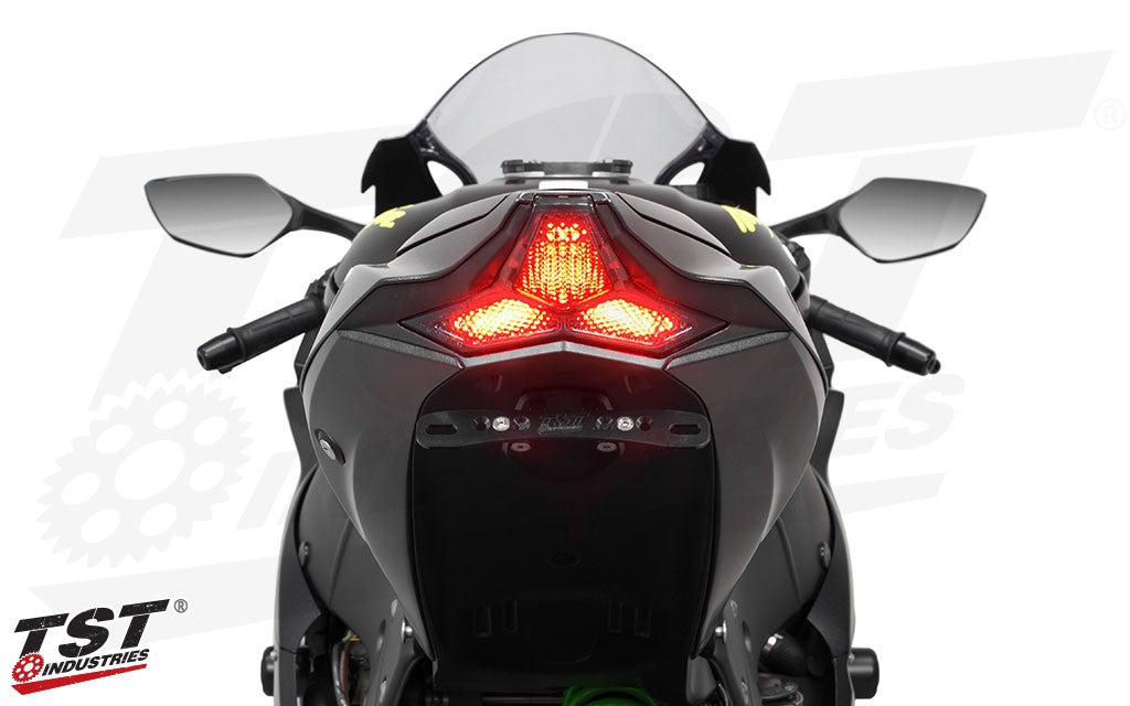 Bright LEDs with 9 programmable and sequential light modes.