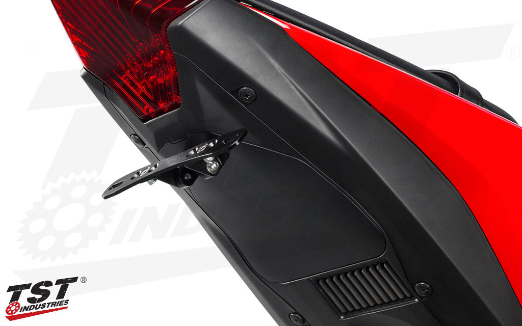 This fender eliminator kit fits seamlessly with the Yamaha fairings (adj. kit shown).