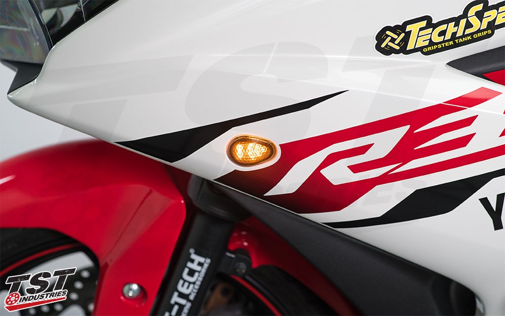 〈体幹体軸に　ライフチューナーRT　RED〉 WHITE Ver. GTR Front LED Flushmount Turn Signals | Yamaha R3 2015-2024