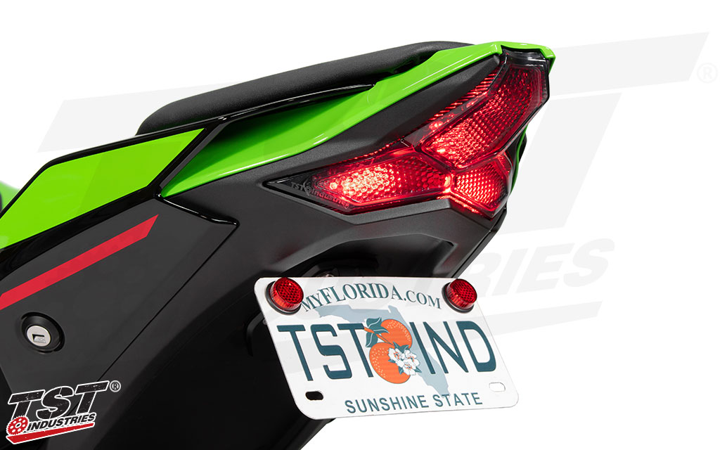 Our proprietary smoked lens method still enables extreme brightness, ensuring high visibility even during the day.