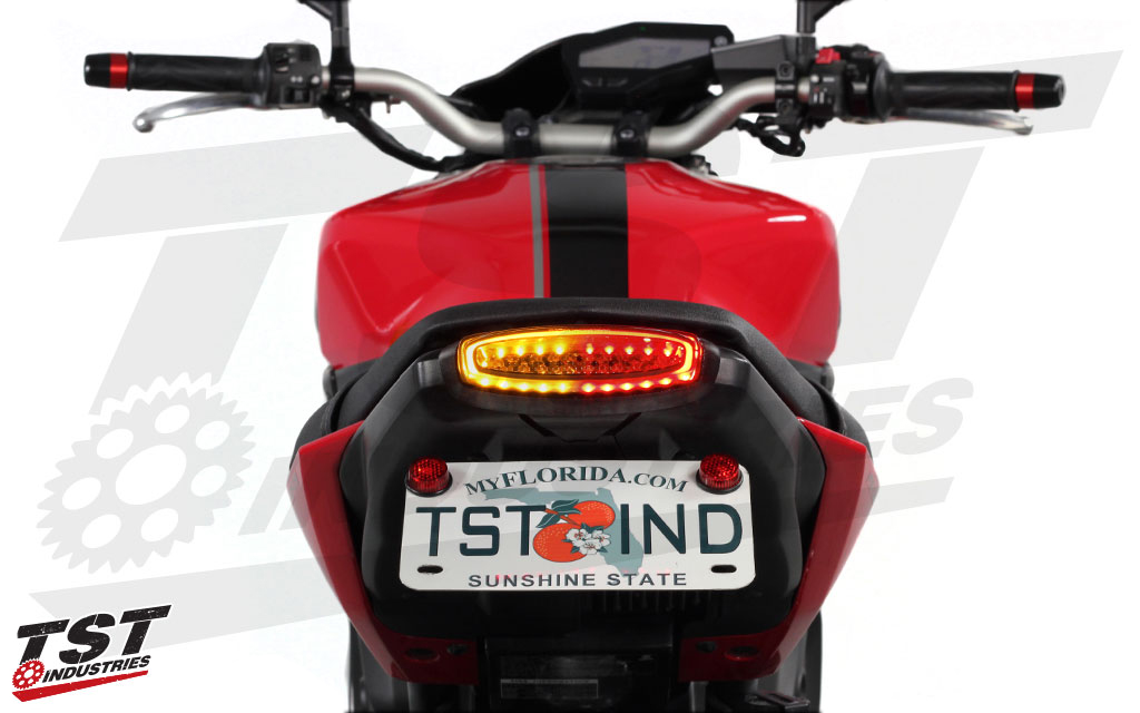 Built-in LED turn signals and a bright LED perimeter light enhance the look and style of your Yamaha MT-09 / FZ-09.
