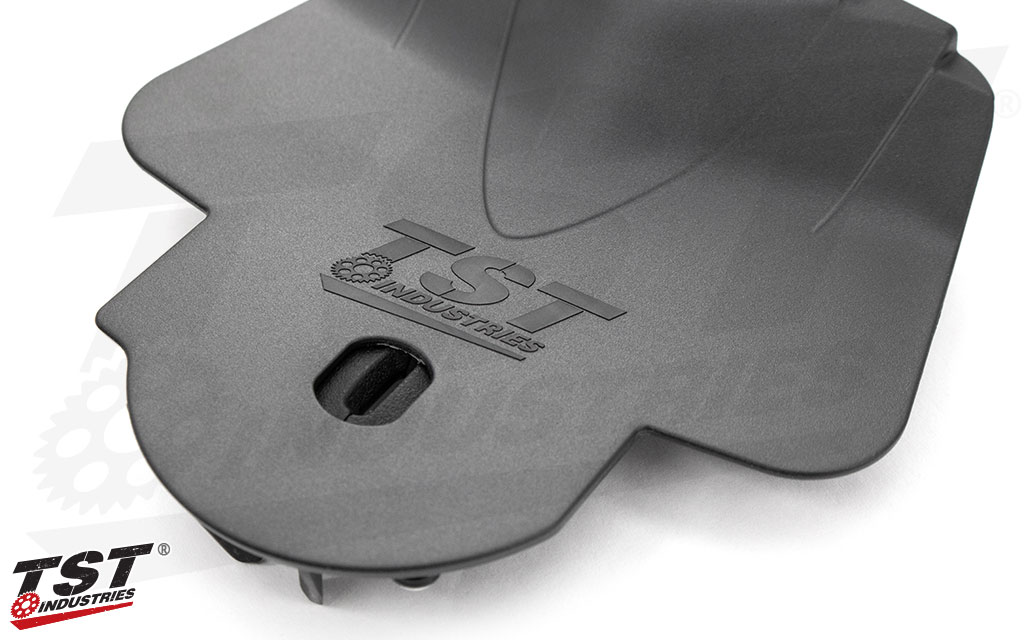 Protects the undertail locking barrel with a spring-loaded actuating cover.