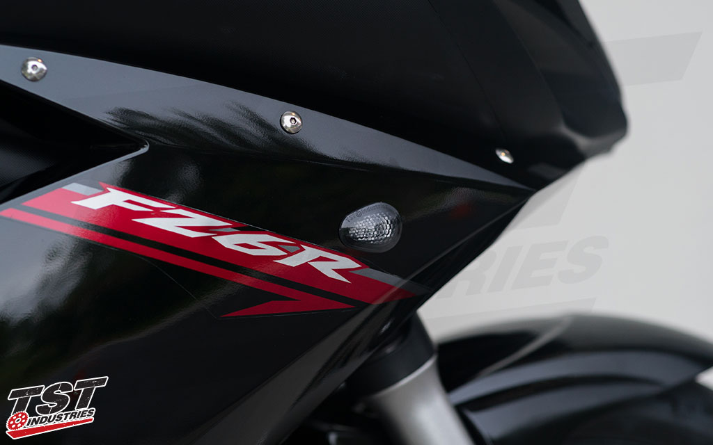 Smoked lens GTR Flushmount Signal on the Yamaha FZ6R.