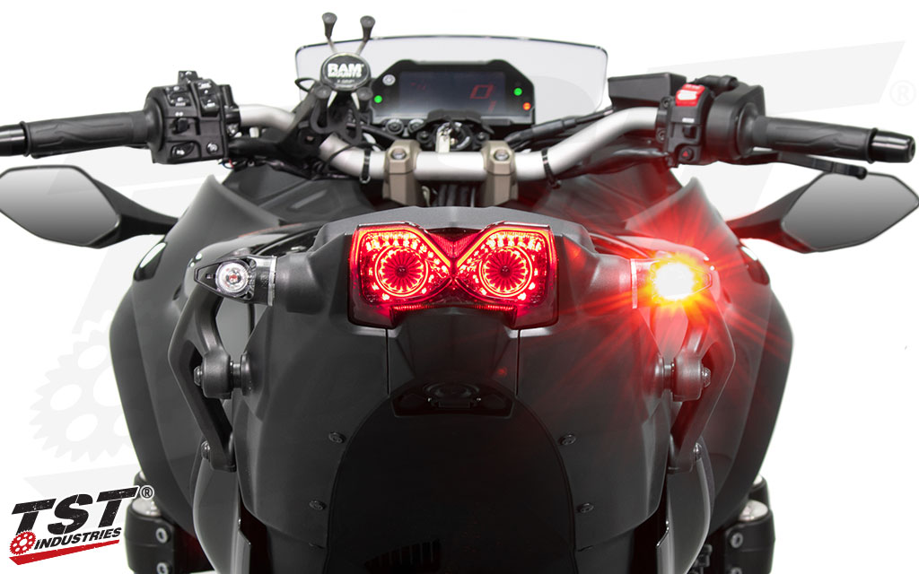 Powered by a high-output SMD LED to provide an extremely bright turn signal.