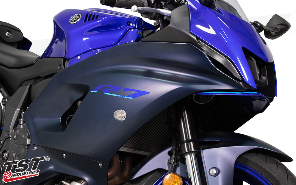 flushmount design sits flush to the Yamaha R7 side fairing while the lens contour enables a wide angle of visibility.