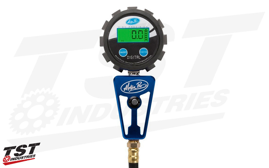 Easy to read digital display shows accurate tire pressure data at a glance.