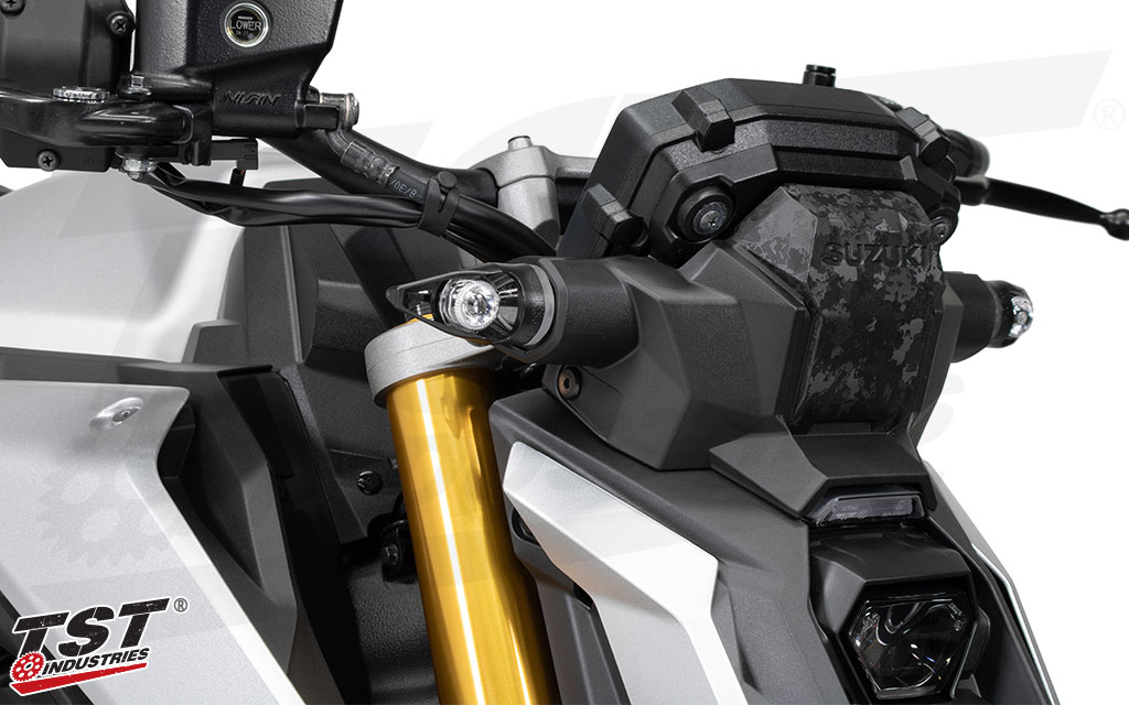 MECH-EVO LED Turn Signals feature an aggressive design that compliments the GSX-S1000 front headlight.